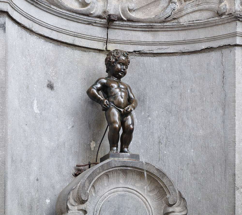 A estátua Manneken Pis, em Bruxelas, durante o dia.