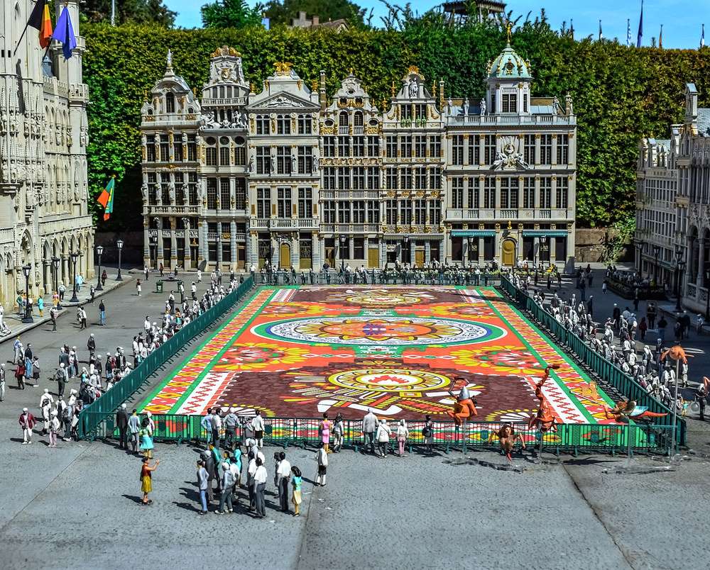 O Grand Place em versão miniatura, na Mini Europa em Bruxelas, durante o dia.