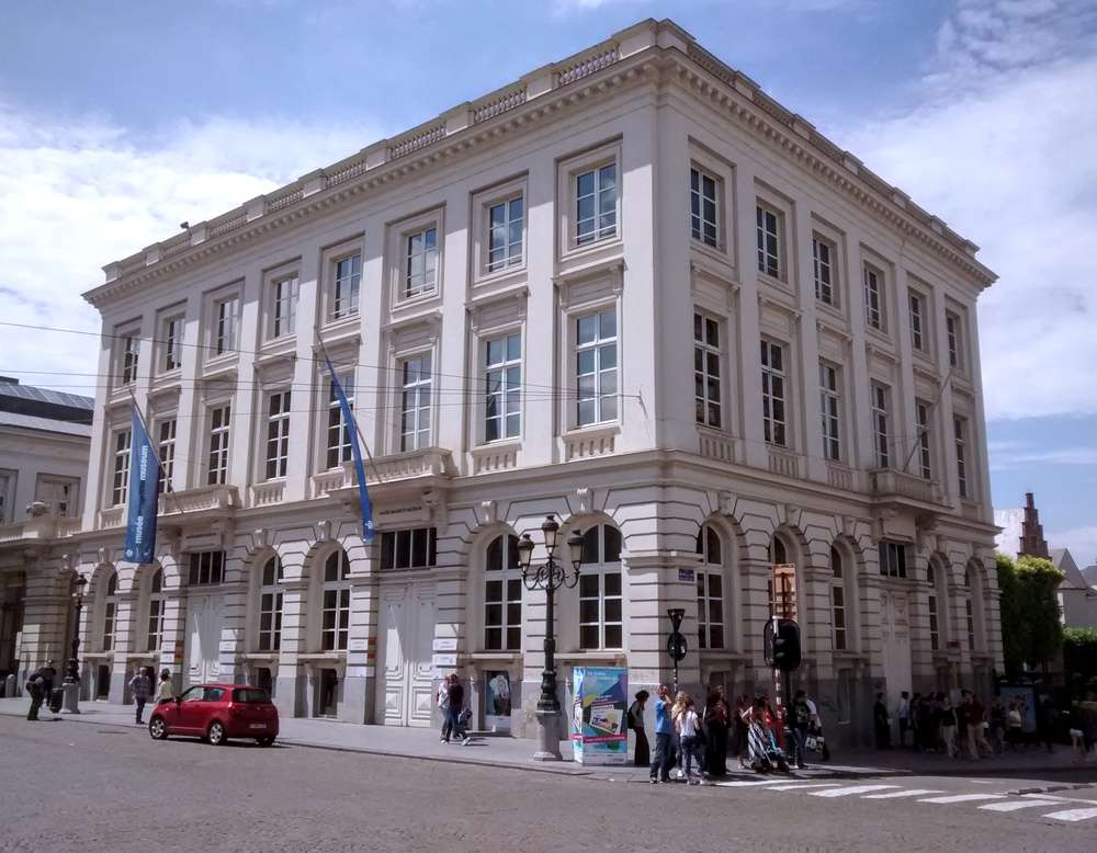 O exterior do Museu Magritte, em Bruxelas, durante o dia.