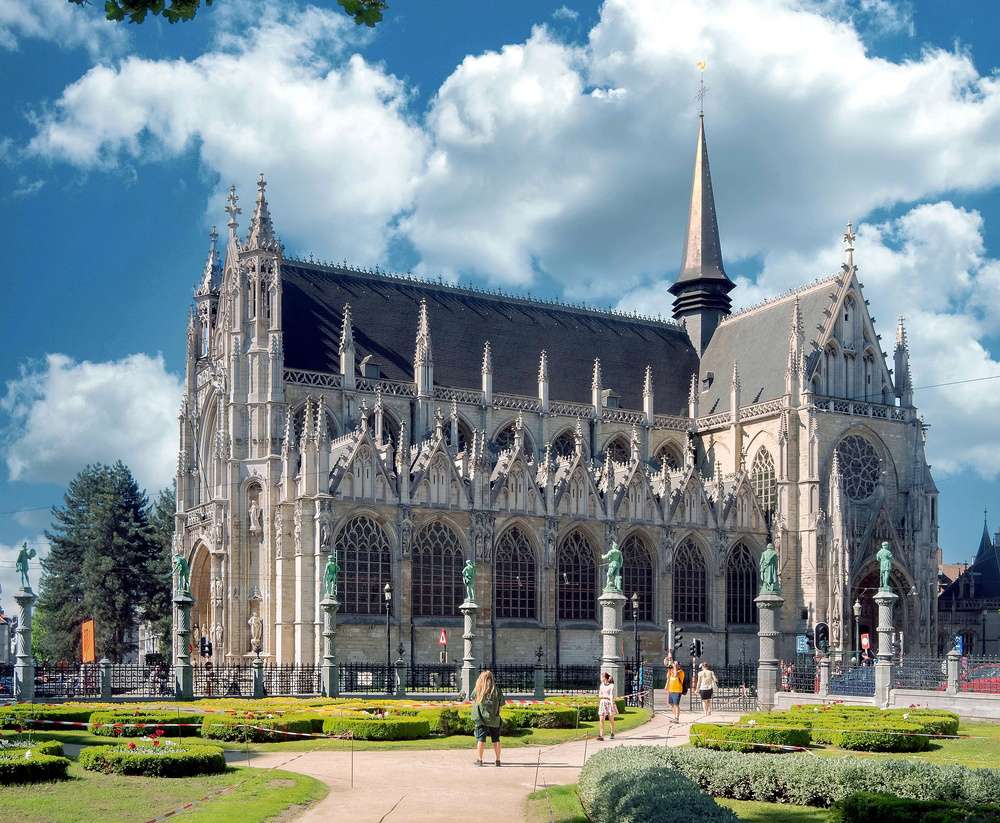 A neogótica Igreja de Notre-Dame du Sablon, em Bruxelas, durante o dia.