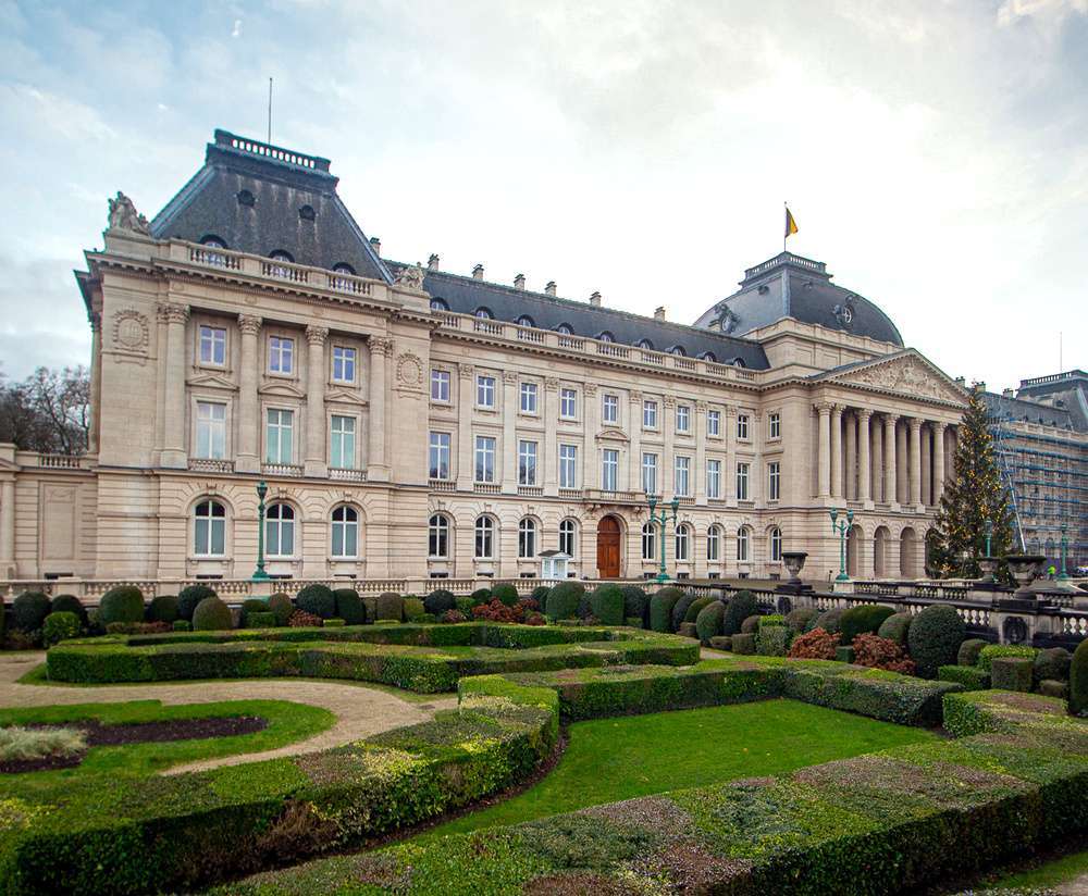 O exterior da Palácio Real de Bruxelas, visto durante o dia.
