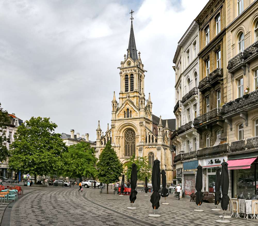 A Igreja de Saint-Gilles, vista da Parvis de Saint-Gilles, em Bruxelas, durante o dia.