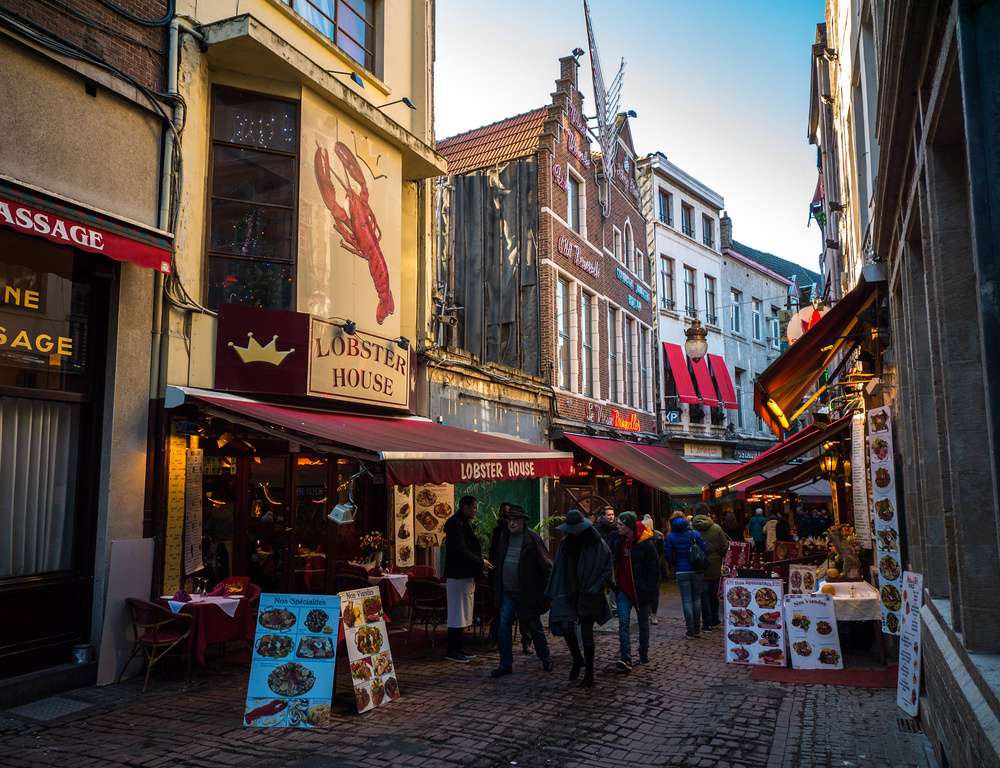 Trecho da Rue des Bouchers, em Bruxelas, em um fim de tarde.