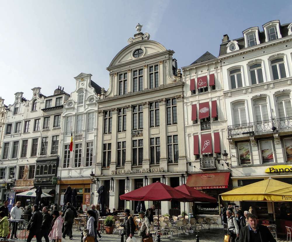 Edíficios históricos da Rue du Marché Aux Herbes, em Bruxelas, na Bélgica.
