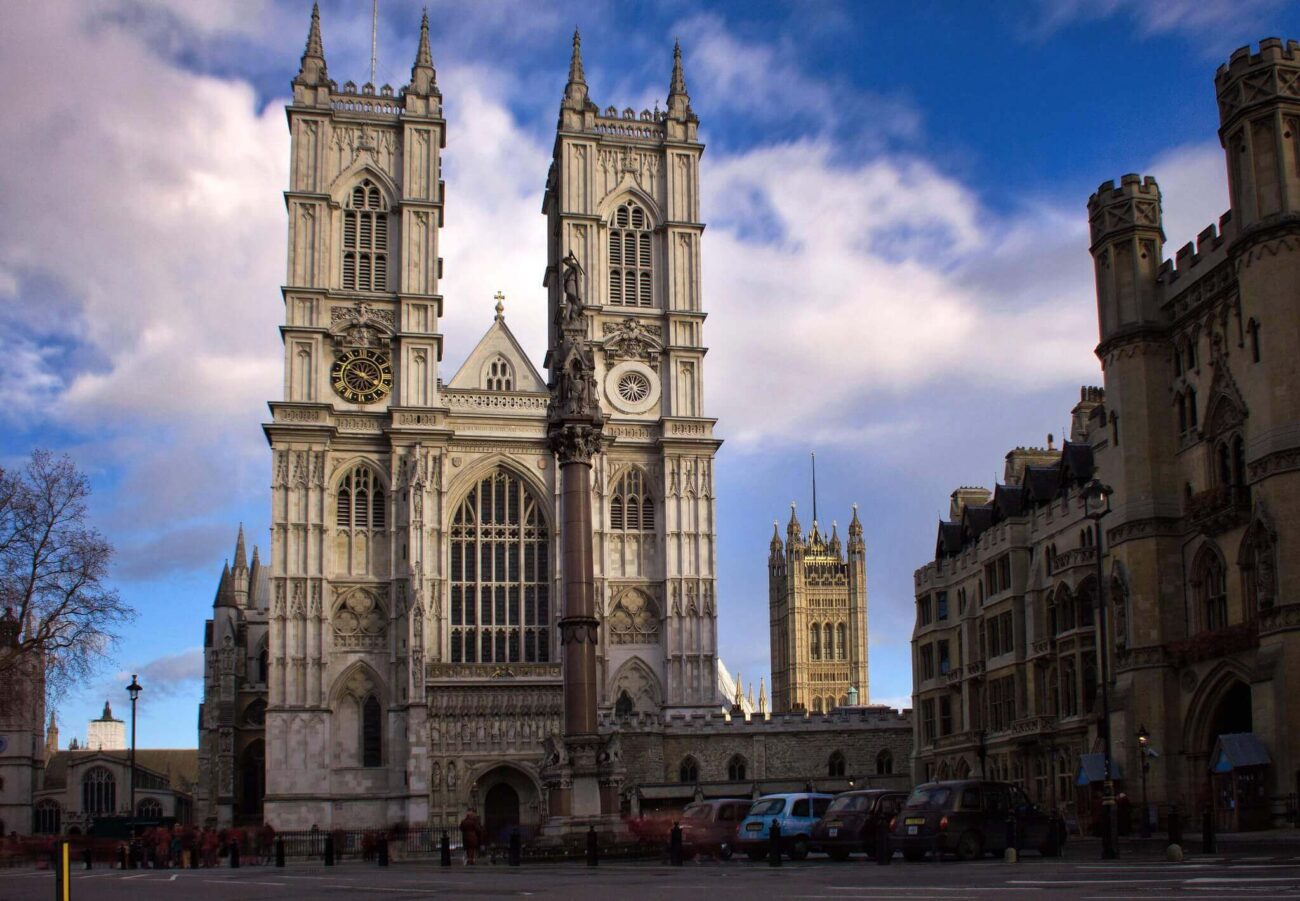 Visão externa da Abadia de Westminster, na cidade de Londres, durante o dia.