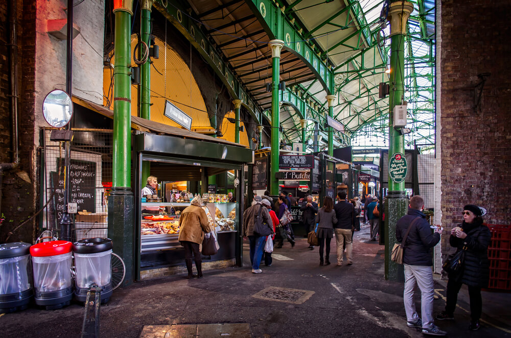Um trecho do Borough Market, mercado londrino de comida, durante o dia.