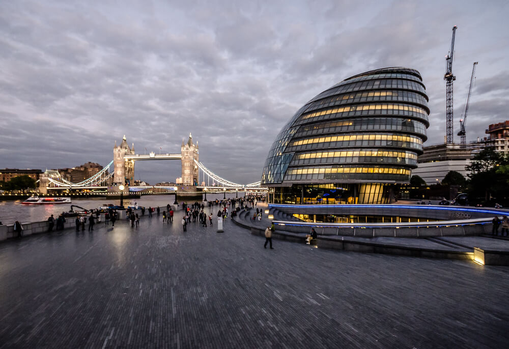 Visão diurna do City hall, na cidade de Londres.