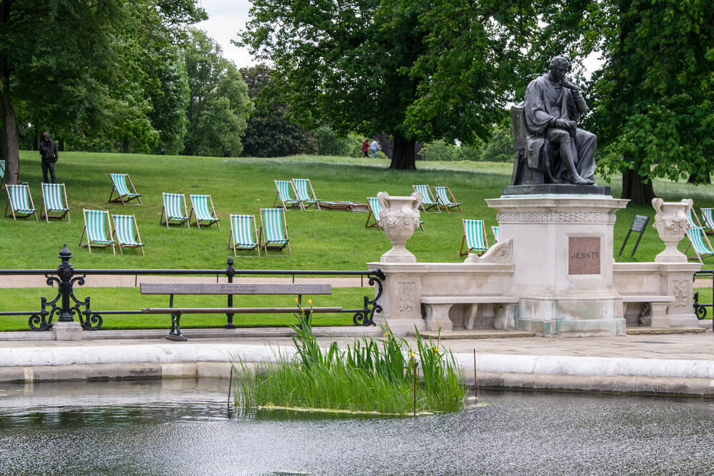 Trecho do Hyde Park, em Londres, durante o dia.