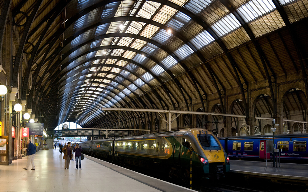 O interior da Estação King's Cross, na cidade de Londres.