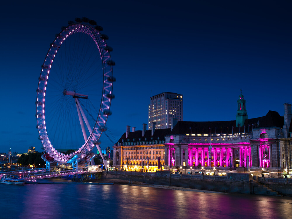 Visão noturna da London Eye e do centro de Londres.