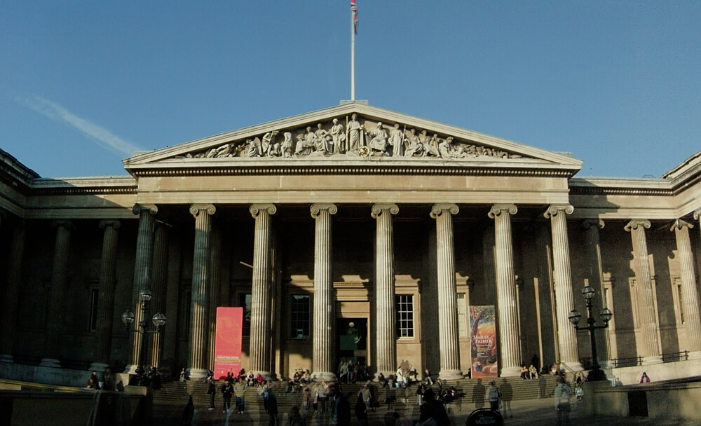 Visão diurna do exterior do Museu Britânico, na ciddae de Londres.