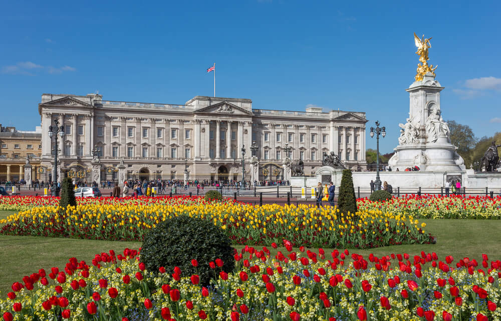 Visão externa do Palácio de Buckingham, em Londres, em um dia ensolarado.