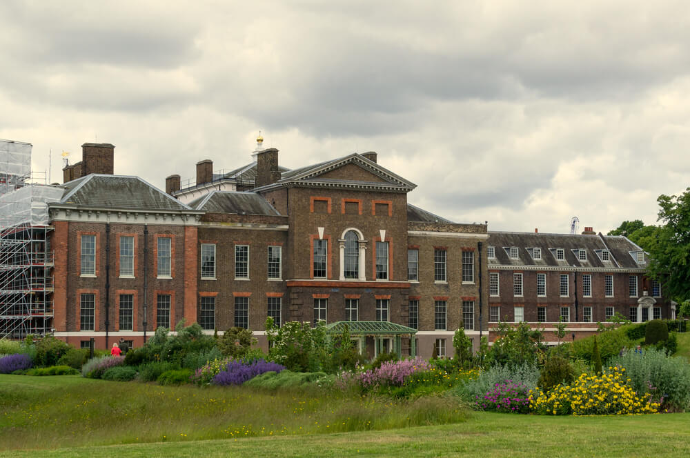 Visão diurna do exterior do Palácio de Kensington, em Londres.