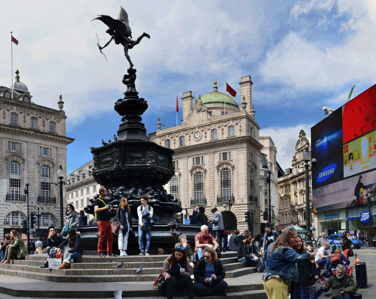 A praça Piccadilly Circus, em Londres, em um dia movimentado.