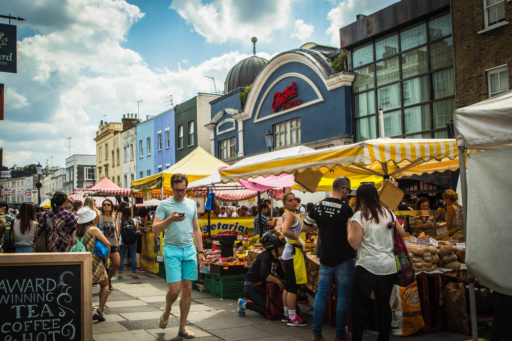 Visão diurna do Portobello Road Market, em Londres, durante o dia.
