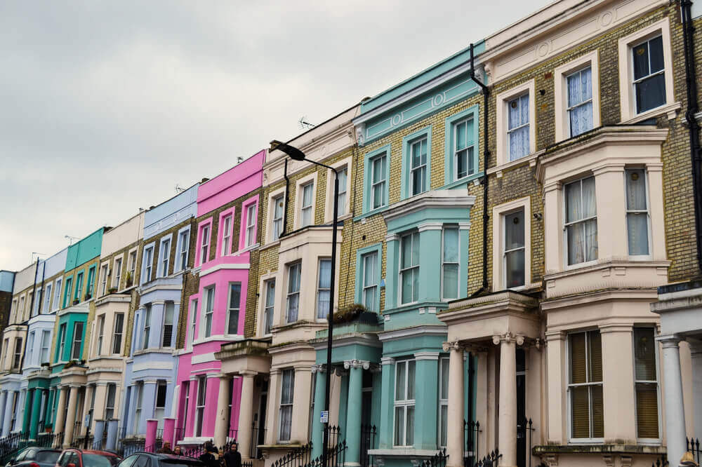 Casas coloridas do bairro Notting Hill, em Londres, durante um dia nublado.