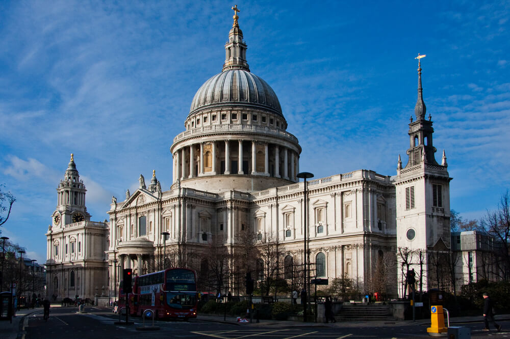 A Catedral de São Paulo, em Londres, vista durante um dia de sol.