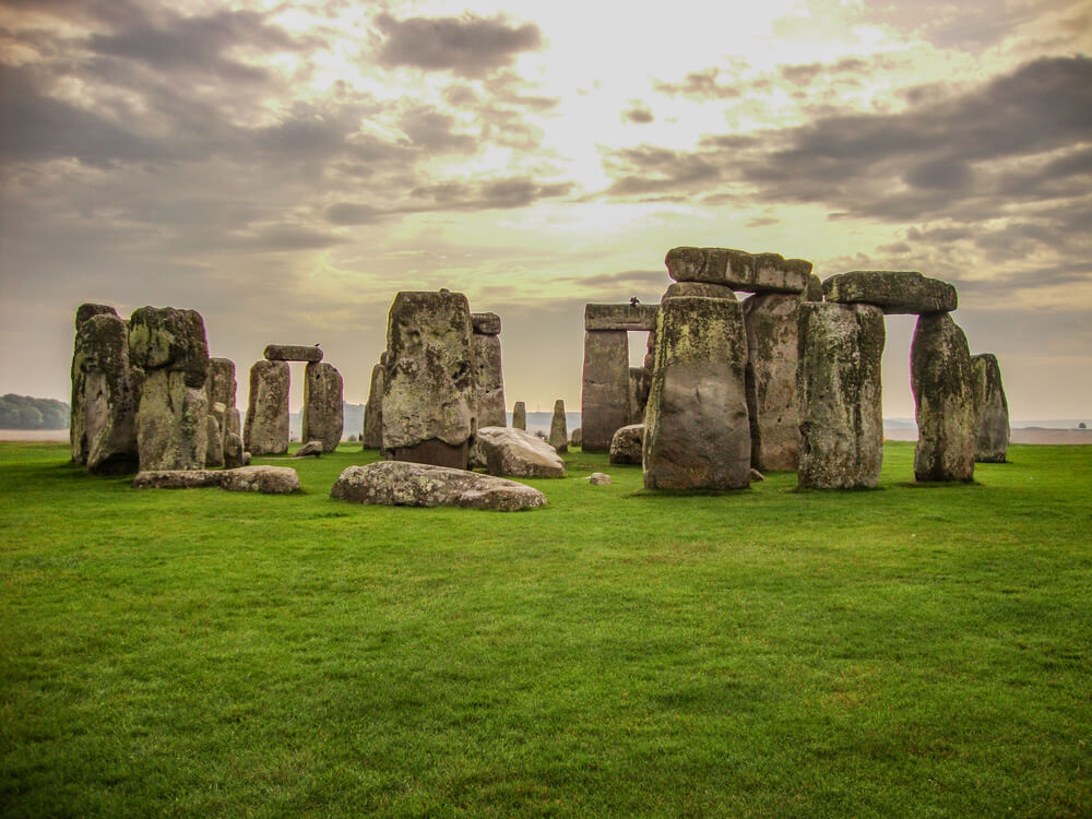 O Stonehenge, estrutura pré-histórica na Inglaterra, vista durante o dia.