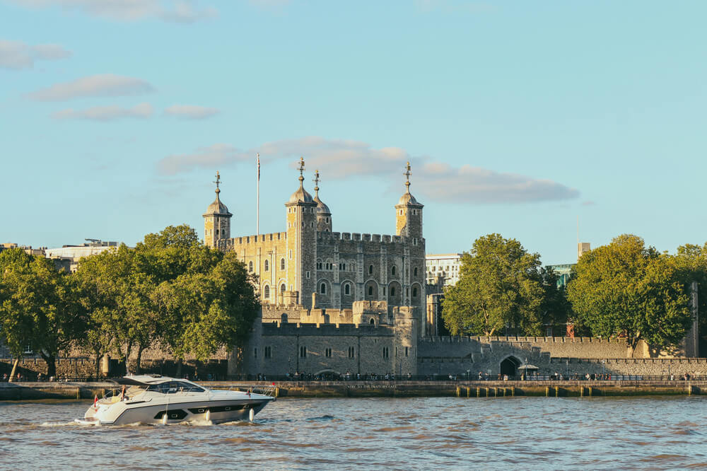 A Torre de Londres, às margens do Rio Tâmisa, durante o dia.