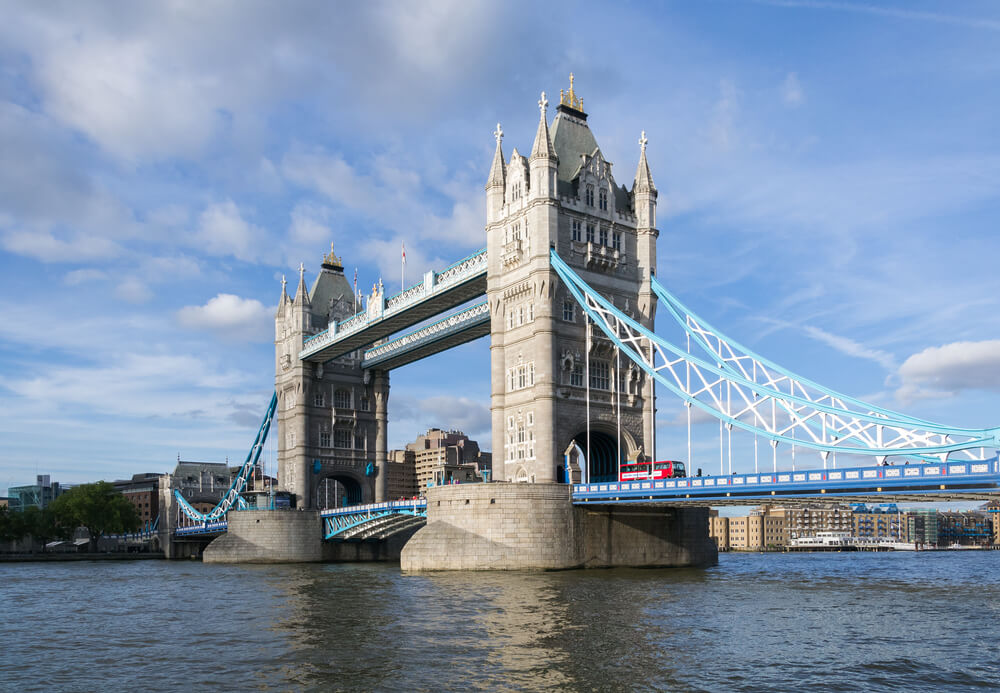 A ponte Tower Bridge, sobre o rio Tâmisa, na cidade de Londres, durante o dia.