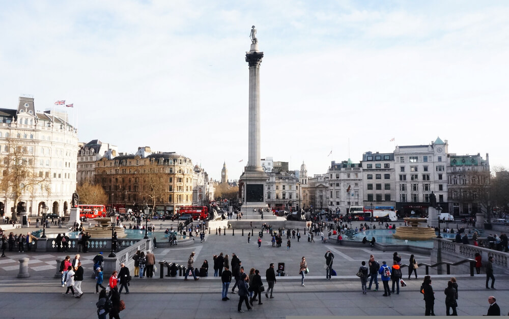 A Coluna de Nelson no centro da praça Trafalgar Square, durante o dia.