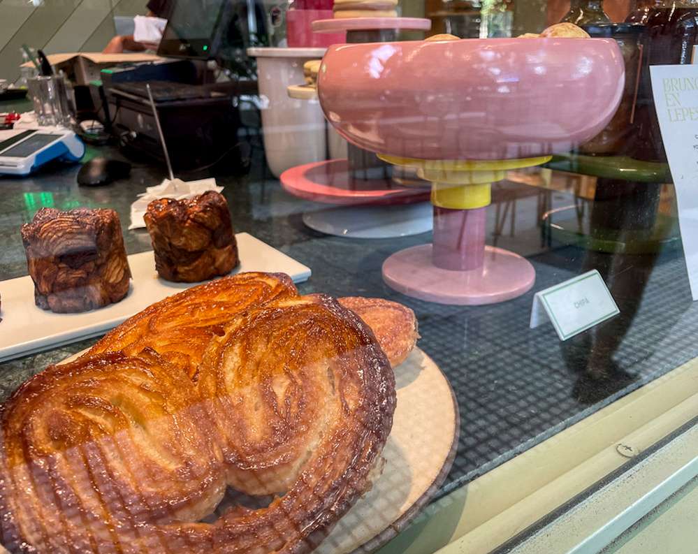 Vitrine do café Lepes, com Palmiers e bolinhos no estilo de panetones.