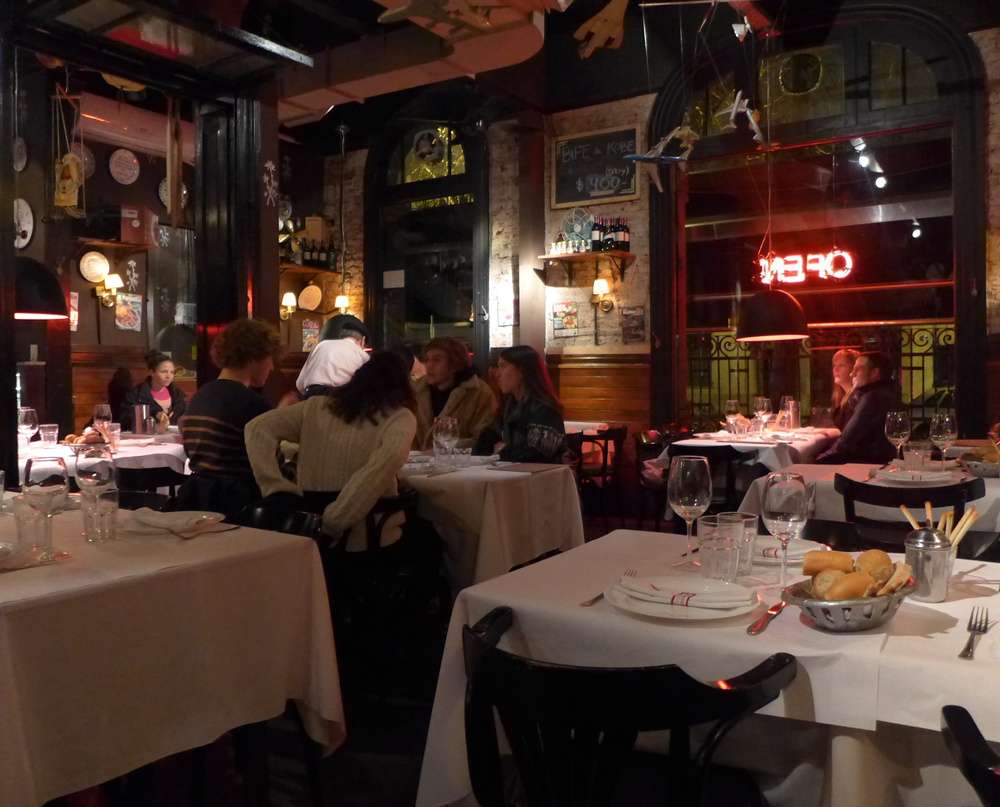 O interior do restaurante La Cabrera, no bairro Palermo.