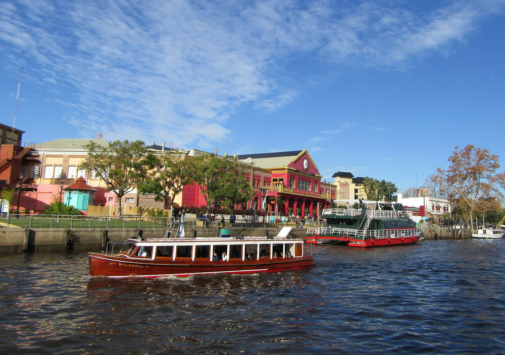 Barcos navegando em rio na cidade de Tigre, na Argentina, durante o dia.
