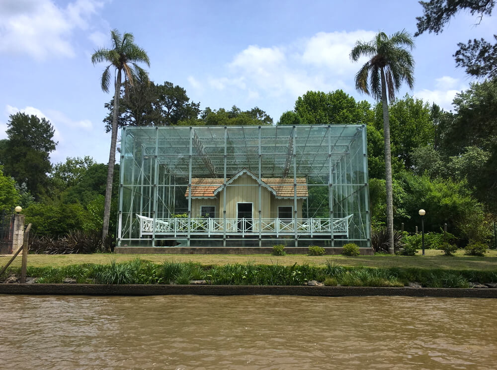 Visão da Casa Museu Sarmiento, às margens do Rio Sarmiento, em Tigre, durante o dia.