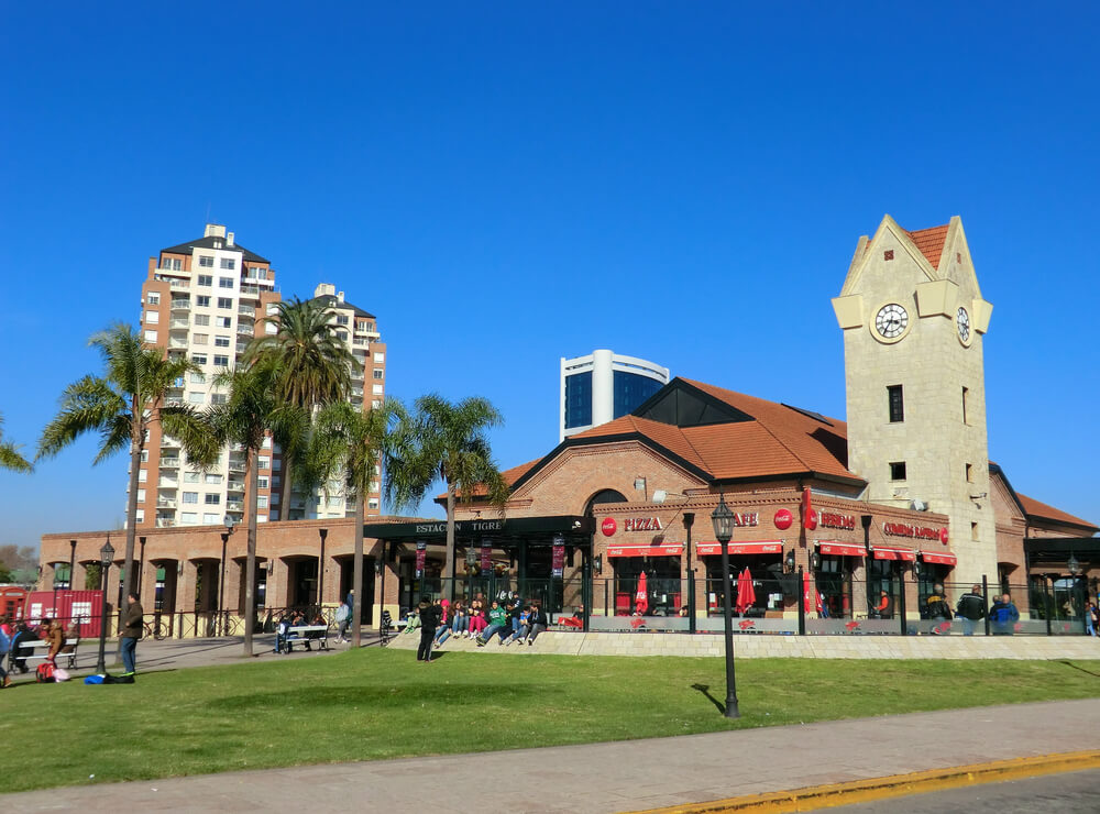 Exterior da Estación Tigre, a estação de trem da cidade de Tigre, durante o dia.