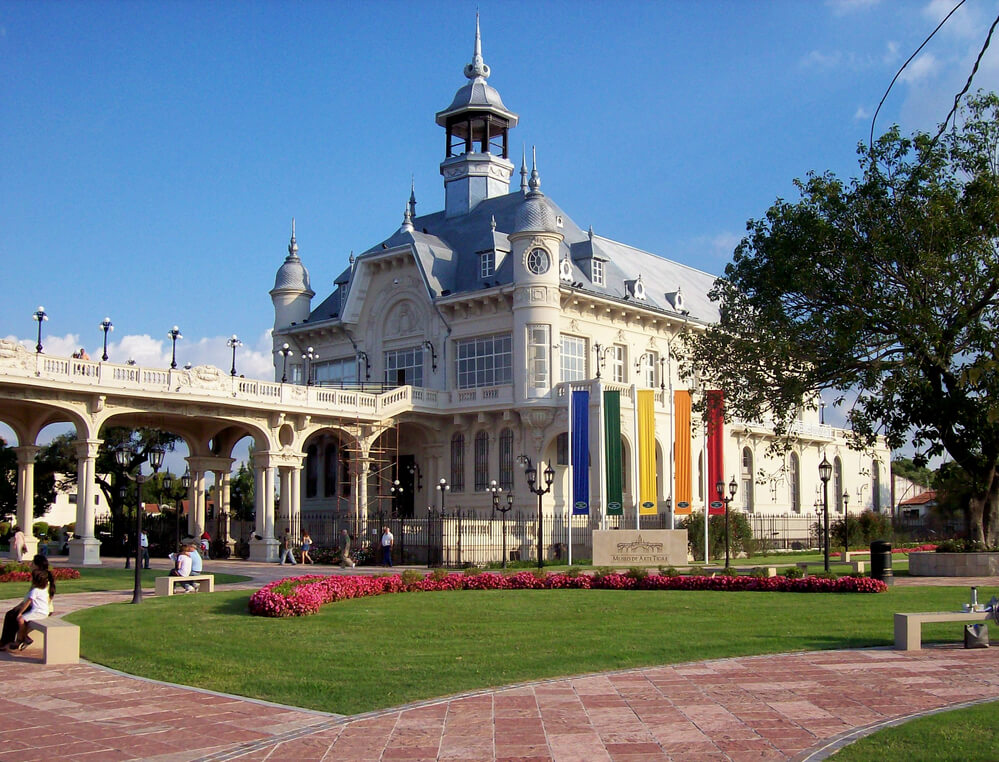 O Museu de Arte de Tigre, na cidade de Tigre, durante o dia.