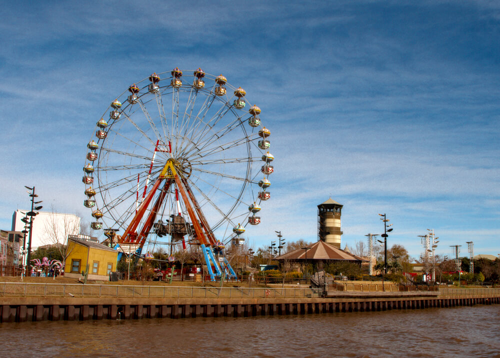 A roda-gigante do Parque de La Costa, na cidade de Tigre, durante o dia.