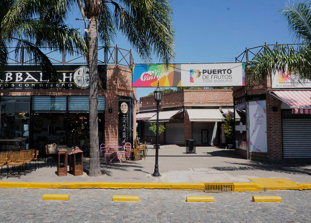 A fachada do Puerto de Frutos, na cidade de Tigre, durante o dia.