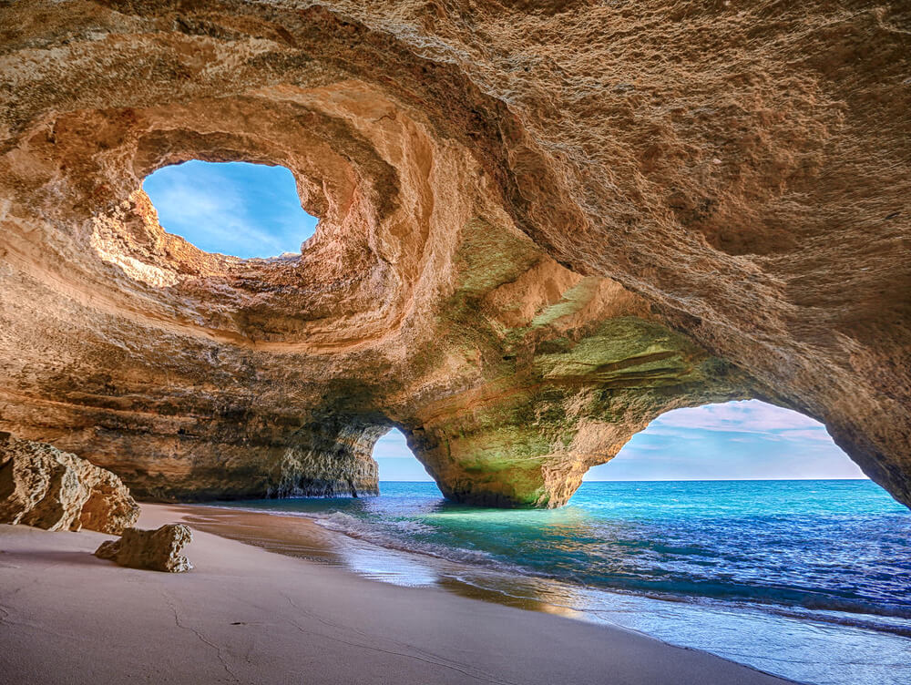 Visão interna da Gruta de Benagil, no Carvoeiro, em Algarve.