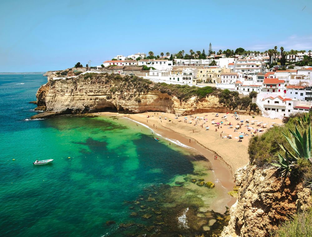 A Praia do Carvoeiro durante o dia, na cidade de Carvoeiro, em Algarve.