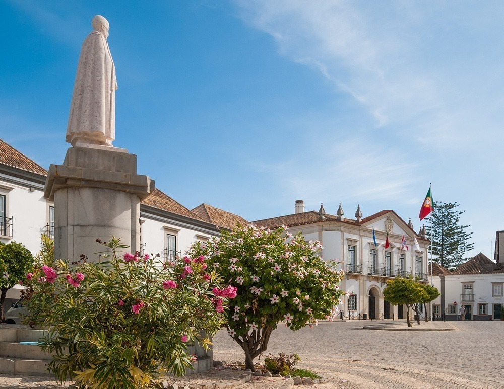 Visão diurna da Câmara Municipal e da estátua do bispo católico Dom Francisco Gomes de Avelar, na Cidade Velha, em Faro.