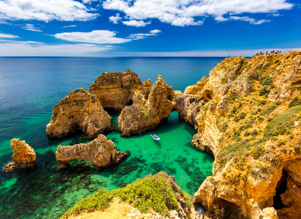 Vista diurna das grutas de Ponta de Piedade, em Lagos, no Algarve.