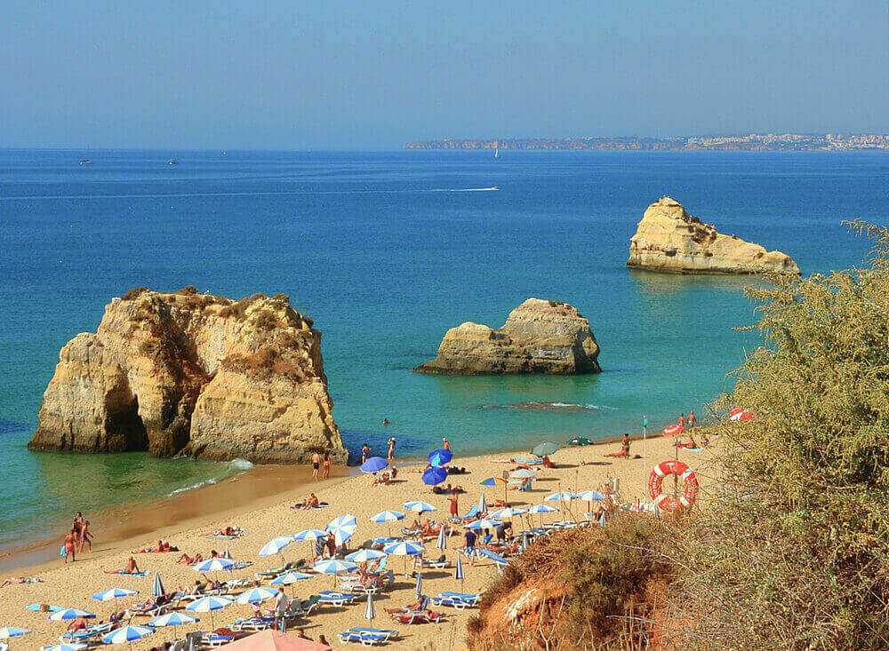 Vista diurna da Praia da Rocha, em Portimão, no Algarve.