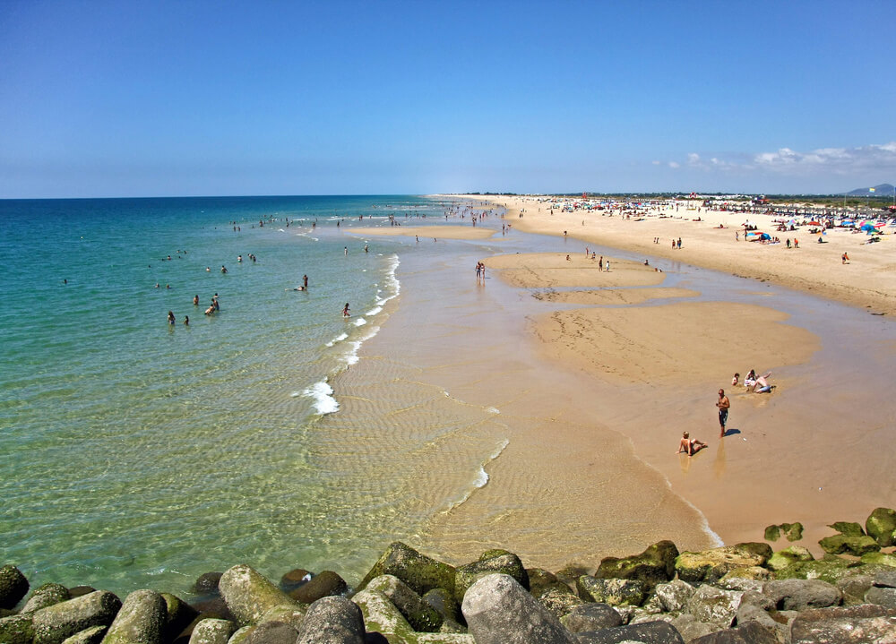 Visão diurna da Praia da Ilha de Tavira, ao sul da cidade de Tavira, no Algarve.