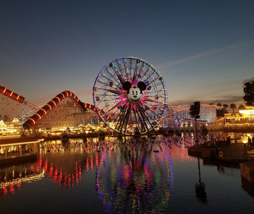 A roda-gigante do popular Disney California Adventure Park, em Anaheim, ao anoitecer.