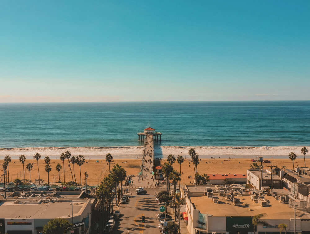Visão aérea da praia Manhattan Beach, em El Segundo, durante um dia ensolarado.