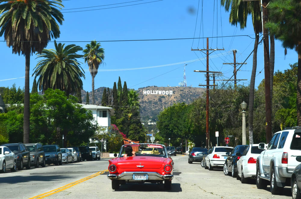 Visão distante do letreiro de Hollywood durante o dia.