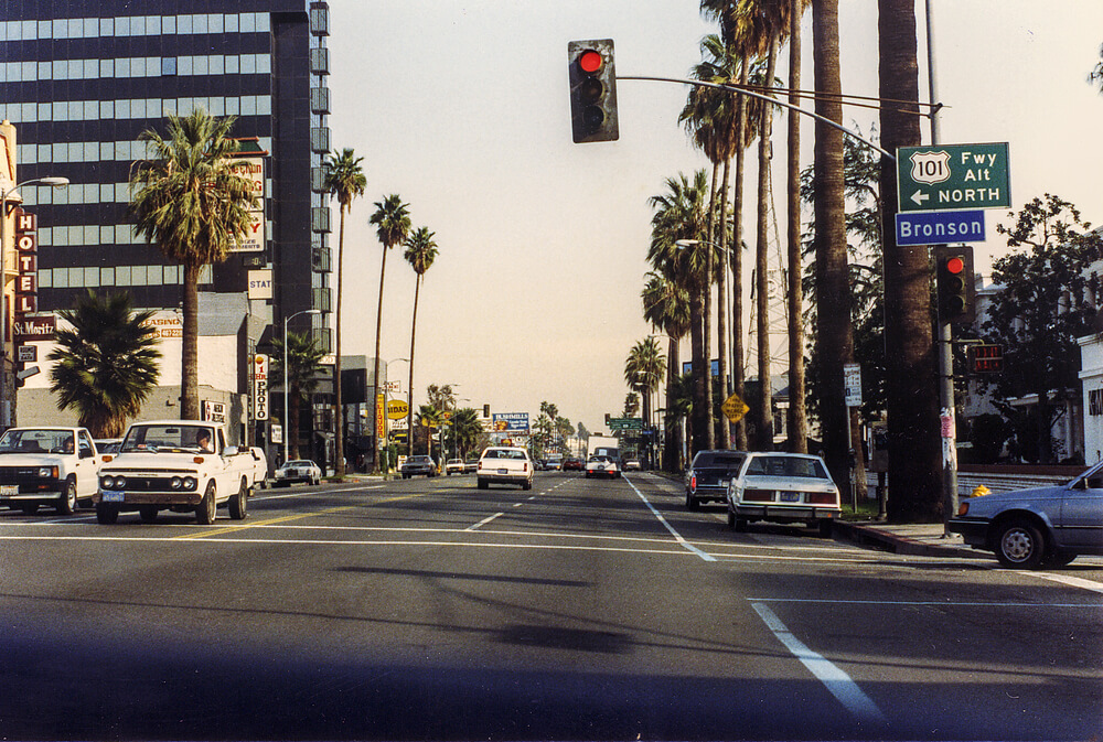 A rua Sunset Strip em West Hollywood, no Condado de Los Angeles, em um fim de tarde.