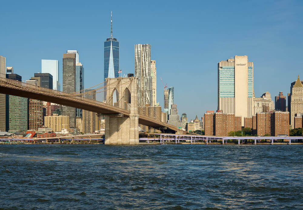 Vista da ponte do Brooklyn durante um dia ensolarado.