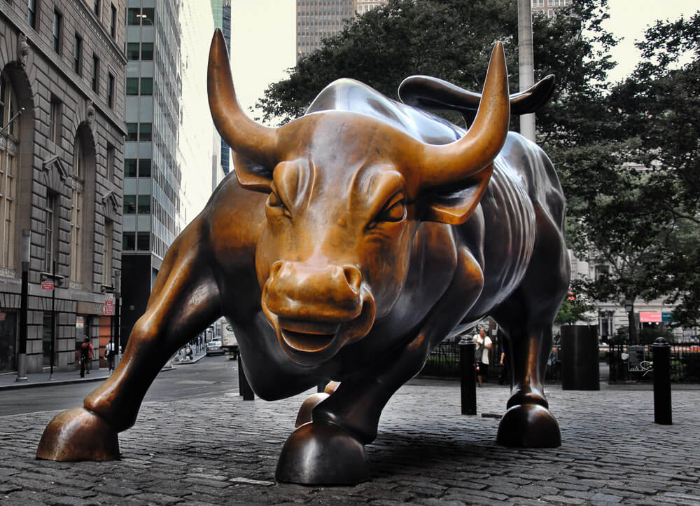 O touro de Wall Street, no Financial Distrcit de Nova York, durante o dia.