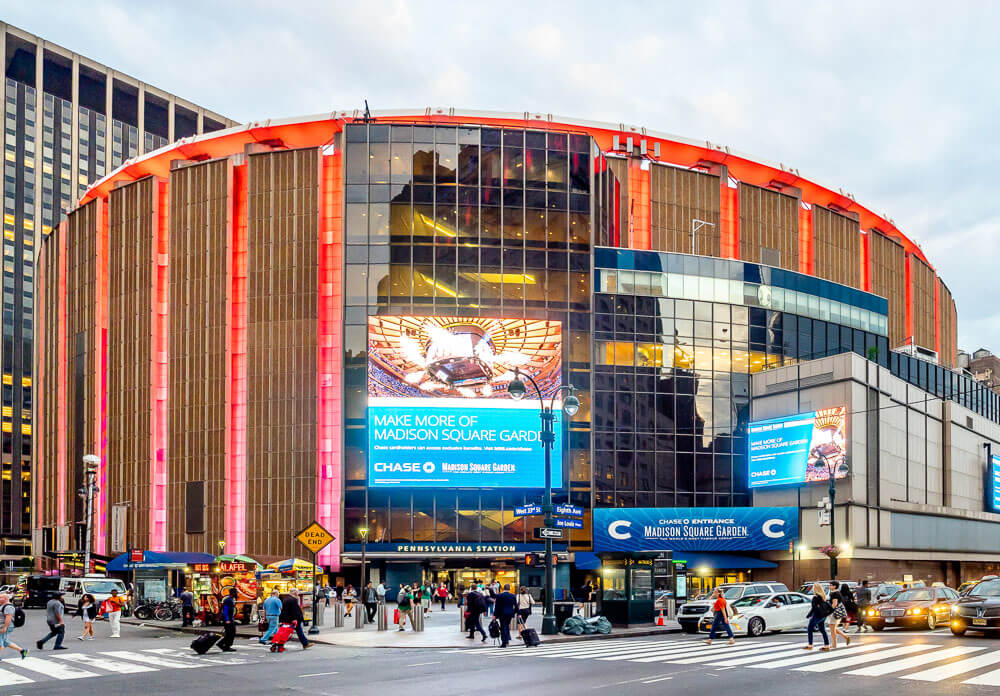 Exterior do Madison Square Garden, em Nova York, durante o dia.