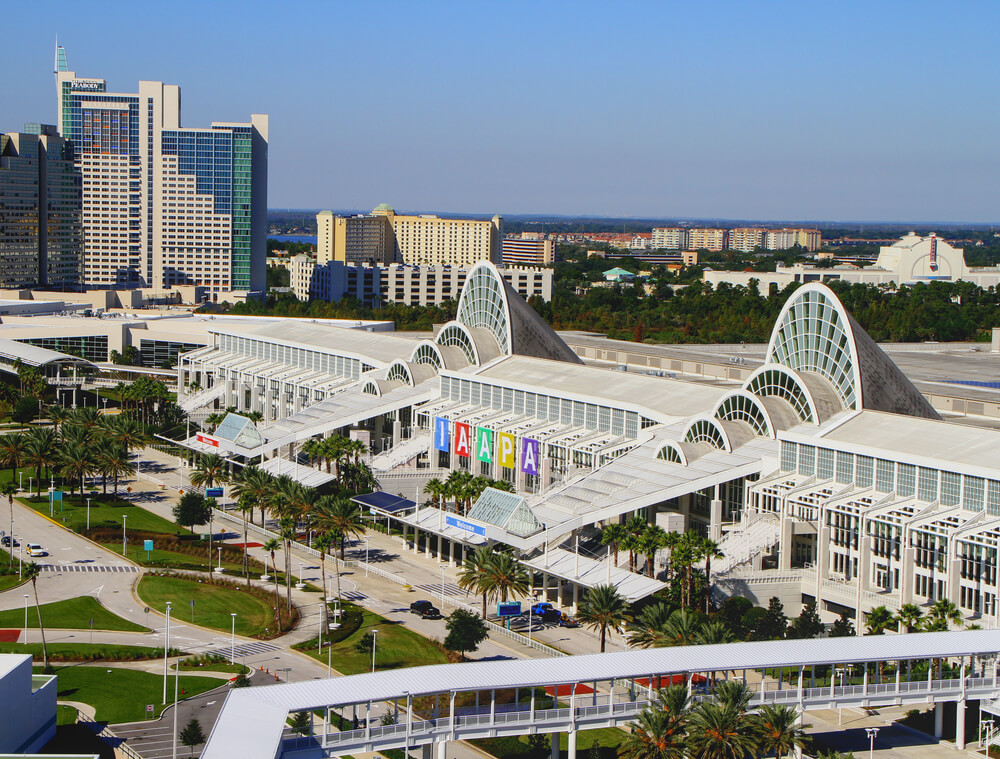 Vista aérea diurna do Centro de Convenções do Condado de Orange, na International Drive em Orlando.