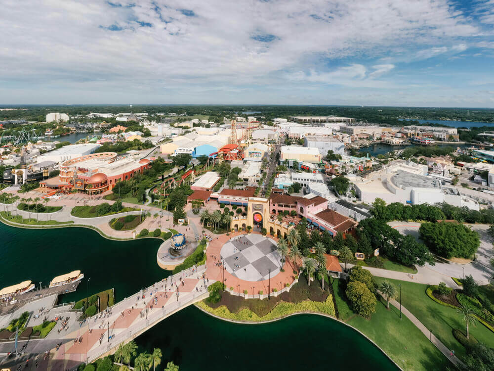 Vista aérea diurna do Universal Orlando Resort, na Florida.