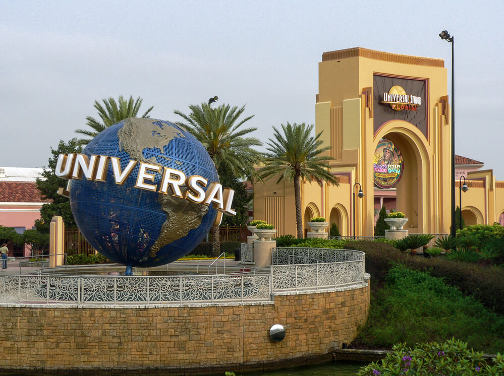 A entrada do Universal Orlando Resort, em Orlando, em um dia nublado.