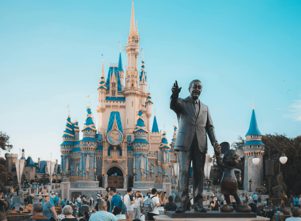 Visão diurna do movimentado parque Magic Kingdom da Disney, em Orlando.